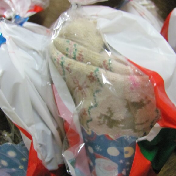 CHRISTMAS CUPCAKE SOCK PACKAGE NIP SET OF 2 - Picture 5 of 8